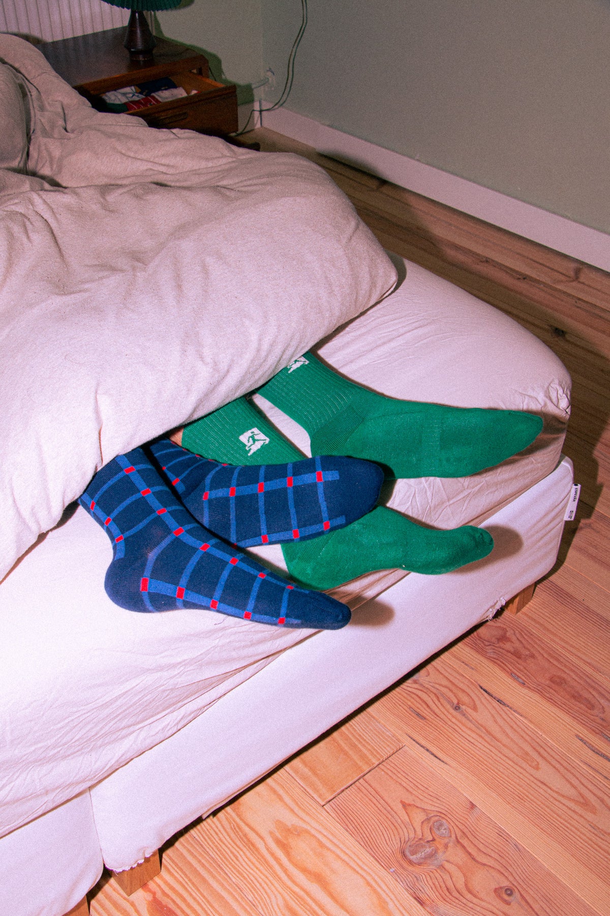 Plaid organic cotton socks in navy with blue and red check – Alfredo Gonzales